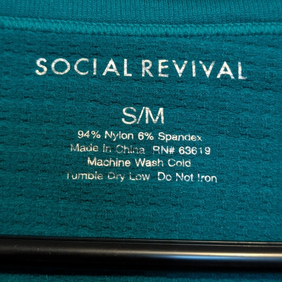 NWOT Social Revival Button Crop Tee Women's Size S/M - Picture 4 of 4